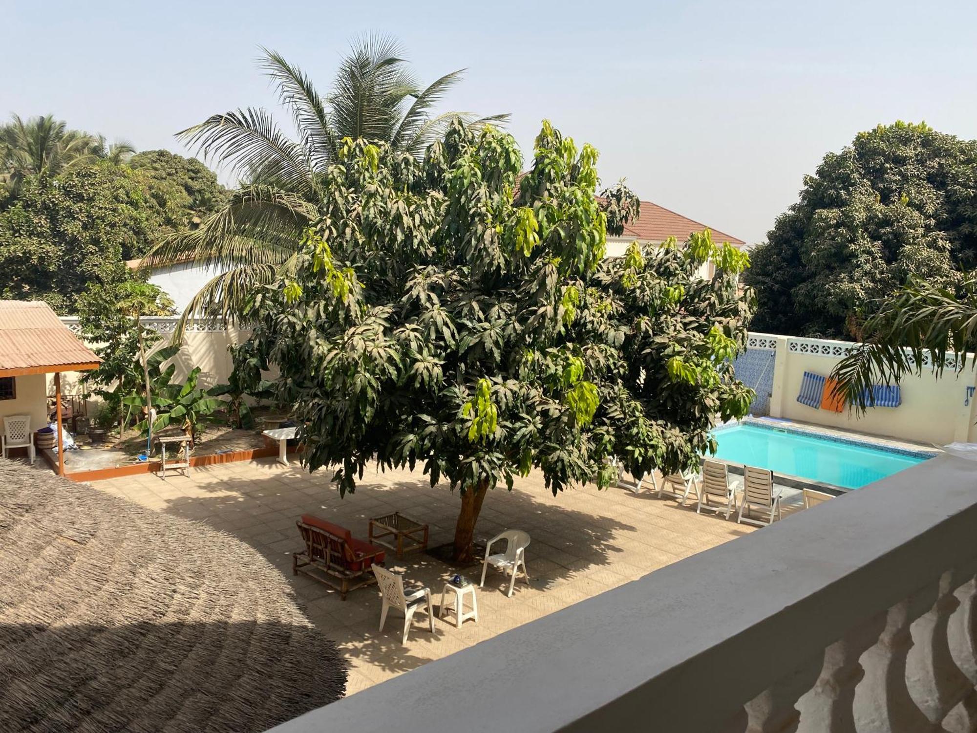 Dabo House Brufut Exterior foto