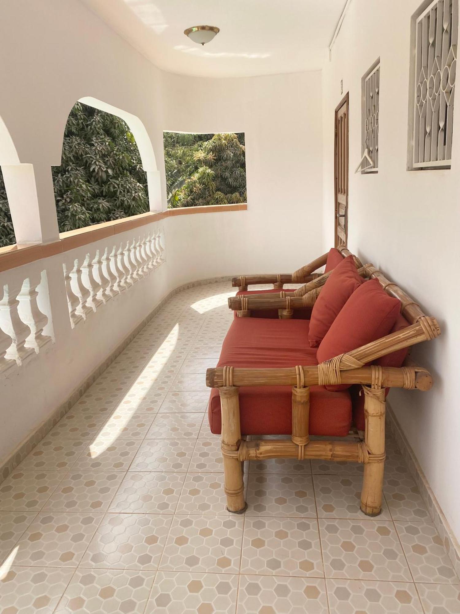 Dabo House Brufut Exterior foto