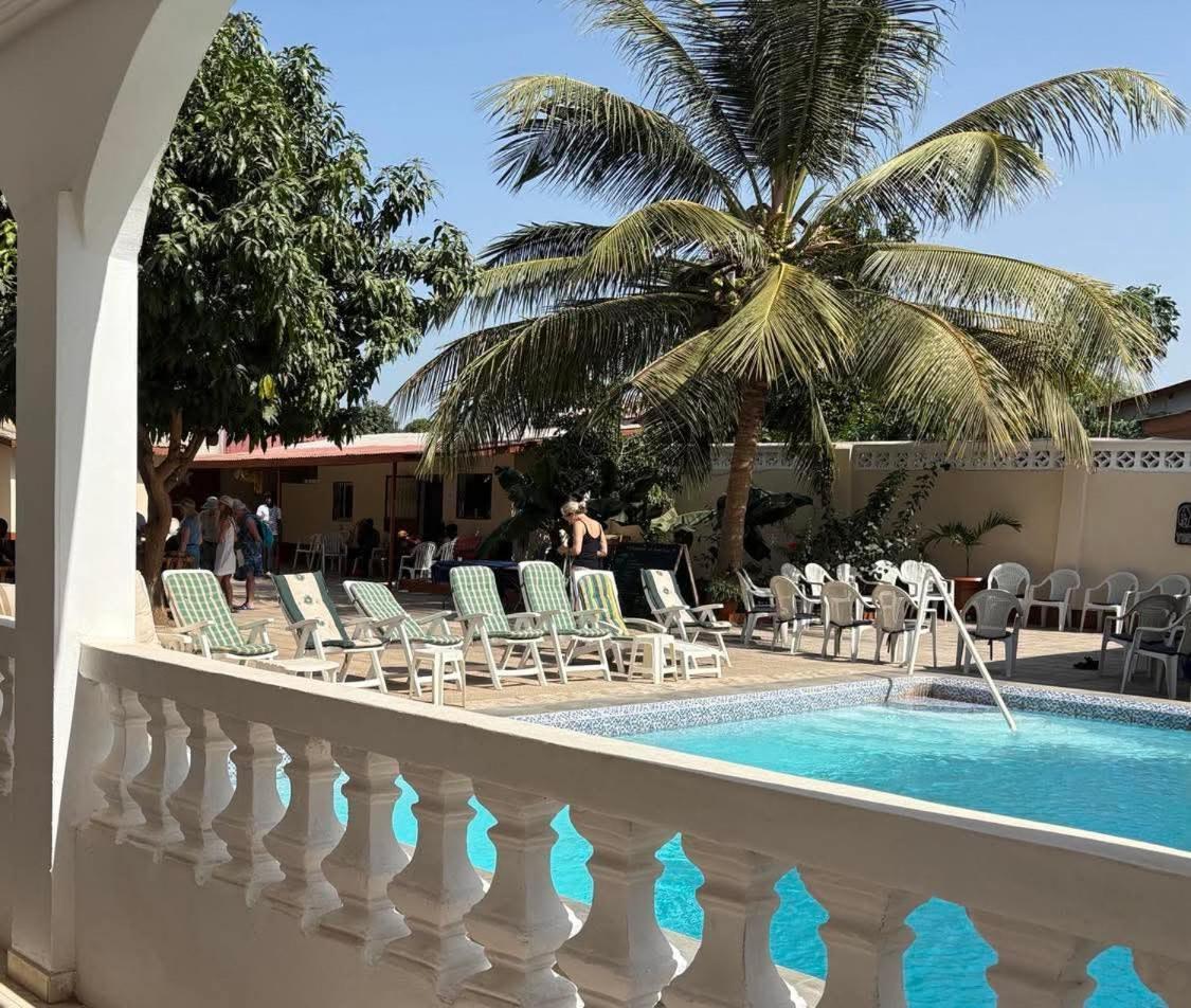 Dabo House Brufut Exterior foto